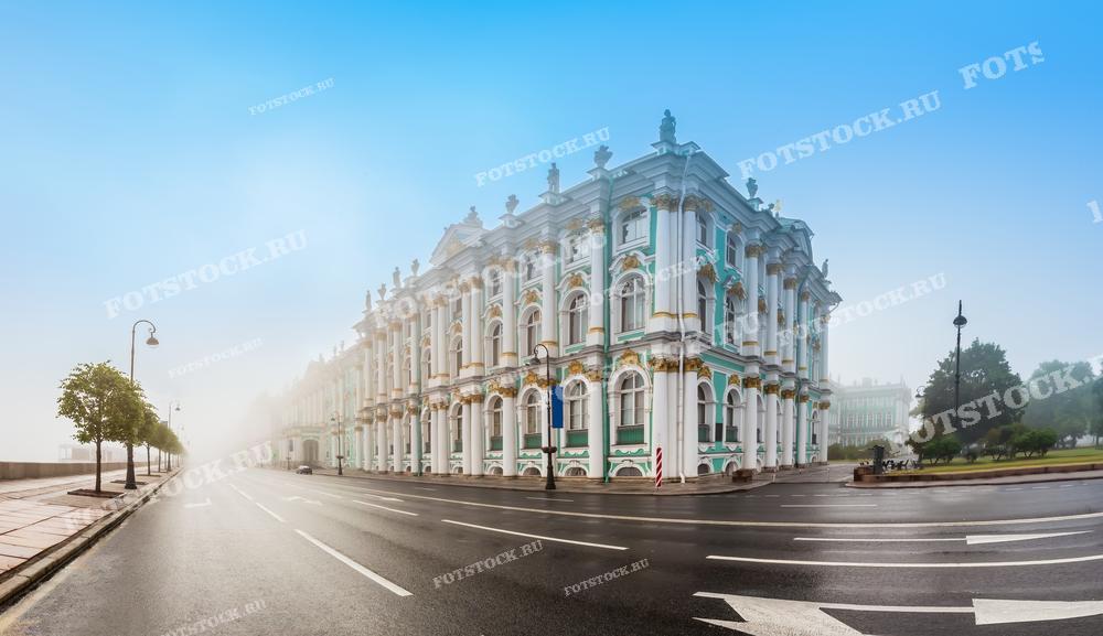 На этой фотографии запечатлен Зимний дворец в Санкт-Петербурге, окутанный утренним туманом, что придает изображению мистическую атмосферу. Идеально подходит для использования в исторических и туристических публикациях, а также в качестве декоративного элемента в интерьерах.